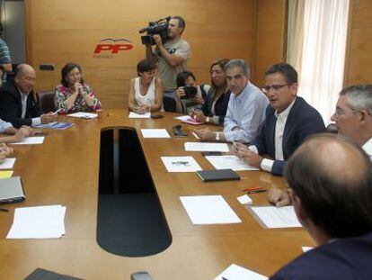 Basagoiti (en el centro, a la derecha), durante la reunión de anteayer en Bilbao con su comité de dirección.