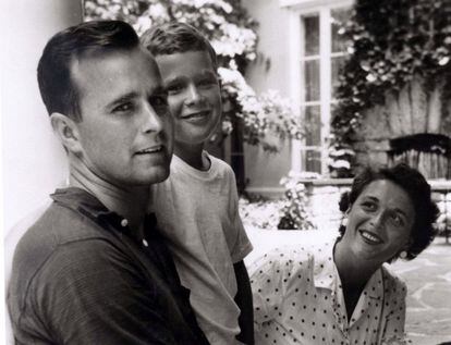 George W. Bush posa con sus padres en Nueva York (EE UU), durante el verano de 1955.