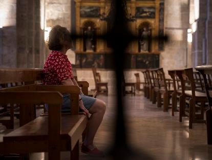 La mujer que acusa al sacerdote Jordi Senabre de abusar de un familiar cuando era niño, en una iglesia de Barcelona.