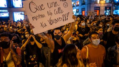 Cientos de personas protestan la semana pasada en la Puerta del Sol (Madrid) contra las agresiones a personas LGTBI.