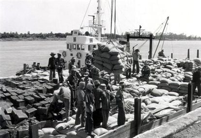 Descarga de un cargamento de ayuda en Camboya en 1979.