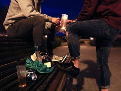 Adolescentes beben alcohol en un parque.