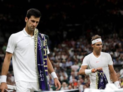 Djokovic y Nadal se retiran después de jugar los tres sets, ayer en Wimbledon.