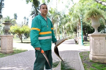 Enrique Máiquez durante su jornada de trabajo como jardinero municipal.