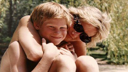 Diana de Gales con su hijo Enrique, el actual duque de Sussex