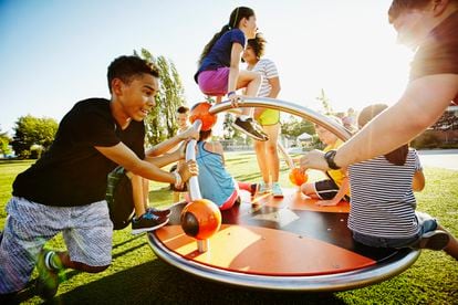 Un grupo de niños juegan en un parque. 