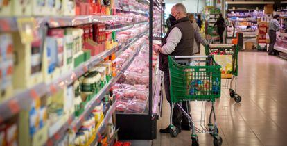 Un consumidor mira productos en un supermercado de Madrid.