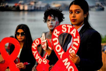 Manifestación por la concienciación sobre el sida, en Calcuta (India), en diciembre de 2022.