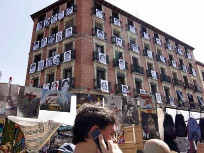 Instalación del proyecto Inside Out del artista callejero JR en el Rastro de Madrid.