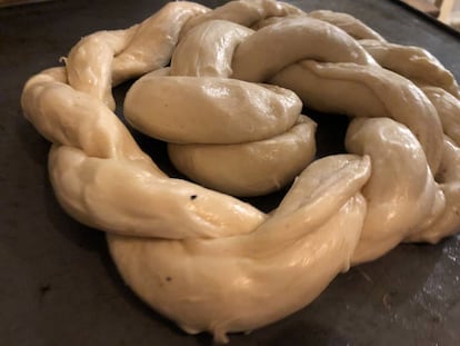 ENSAIMADA DE TRENZA, TRADICIONAL, LISTA PARA ENTRAR EN EL HORNO / CAPEL