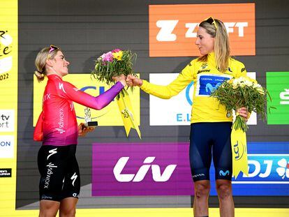 Annemiek Van Vleuten, de amarillo, junto con Demi Vollering, el año pasado en el Tour de Francia.