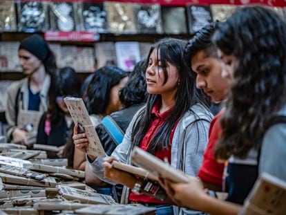 Jóvenes revisan libros en la Feria del Libro de Guadalajara, el 2 de diciembre de 2022.