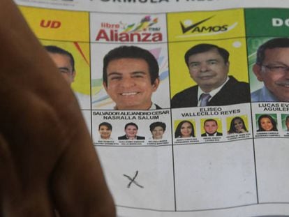 Miembros del TSE recuentan los votos en Tegucigalpa