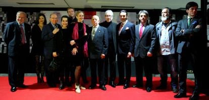 Los galardonados con los premios taurinos y de teatro Ercilla posan juntos este lunes en Bilbao. 