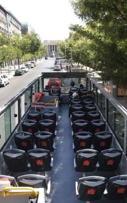 Un austobús turístico casi vacío por las calles de Madrid este verano.