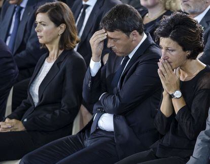 Laura Boldrini, presidenta de la Cámara de Diputados de Italia; el primer ministro, Matteo Renzi, y su mujer, Angese Landini, en el funeral de Estado en Ascoli Piceno por las víctimas del terremoto que asoló las localidades de Amatrice, Arquata del Tronto y Accumoli y que causó la muerte a 297 personas, el 27 de agosto de 2016.