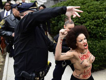 Una mujer protestando antes del juicio contra Bill Cosby por agresión sexual.