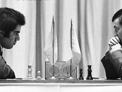 Gari Kaspárov y Anatoli Kárpov en enero de 1985 en Moscú, durante el primero de sus cinco duelos por el título mundial.