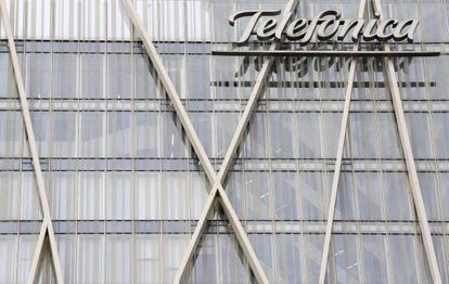 Logotipo de Telefónica en su sede de Barcelona.