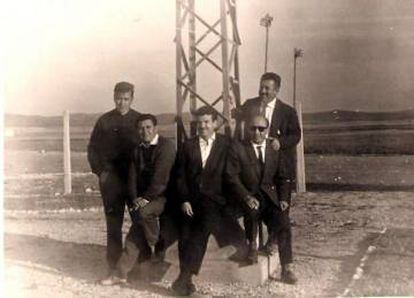 Manuel Villamón, en el centro, junto a varios compañeros en las instalaciones de Calamocha-Fuentes Claras en los años 70.