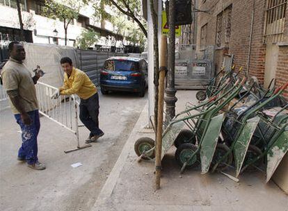 Dos trabajadores contratados por Teconsa para reformar un centro de mayores en la calle de Rafael Calvo.