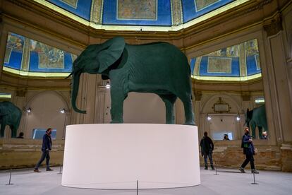 La obra 'Elephant' (1987), de Katharina Frisch, en el pabellón central de los Giardini de Venecia, el 21 de abril. La Bienal de Venecia se celebra del 23 de abril al 27 de noviembre.
