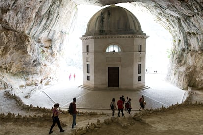 Frasassi (Genga, Italia). El pequeño templo octógonal del arquitecto Giuseppe Valadier, construido en el siglo XIX con piedra de travertino y cúpula de plomo, es una de las postales más conocidas las cuevas de Frasassi, una red de cavernas kársticas en el municipio de Genga, en la región italiana de las Marcas. Quien busque emociones fuertes puede reservar un recorrido de varias horas con espeleólogos más allá de la zona abierta a los turistas. En estas excursiones se pasa por escarpadas simas o se gatea por las profundidades de esta gruta.