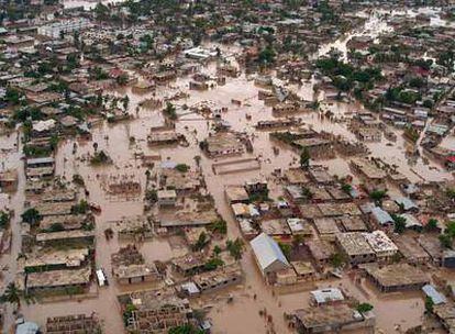 Fotografía aérea de la localidad haitiana de Gonaives, en la que se observa la destrucción causada por el paso de la tormenta tropical Hanna