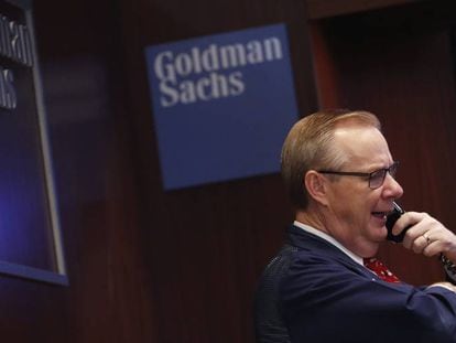 Un &lsquo;trader&rsquo; de Goldman Sachs, en la Bolsa de Nueva York.
