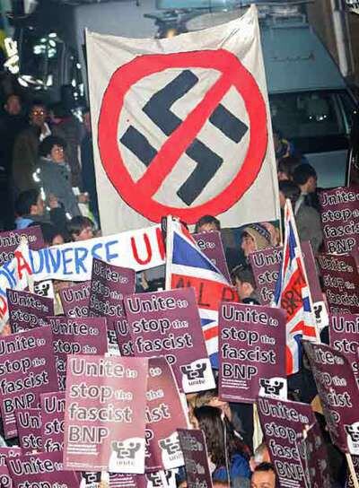 Manifestación contra el fascista Partido Nacional Británico.
