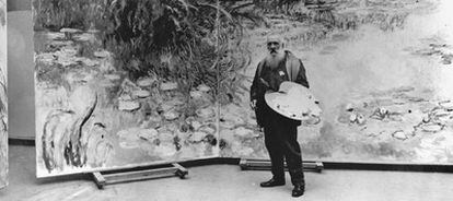 Claude Monet posa ante sus legendarios <i>Nenúfares,</i><b> para el objetivo del fotógrafo Henri Manuel en Give</b>rny, a principios de los años veinte.
