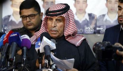 Safi Yousef, padre del piloto jordano reh&eacute;n del EI, interviene en una rueda de prensa en Am&aacute;n.