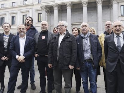 Los secretarios generales de CCOO y UGT, Ignacio Fern&aacute;ndez Toxo, y Pepe &Aacute;lvarez, posan ante el Congreso con diputados que apoyaron la renta m&iacute;nima de 426 euros.