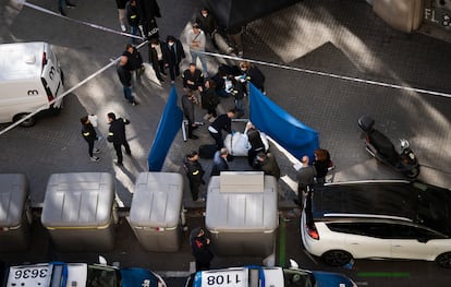 Los agentes han acordonado la zona y pasadas las 13.00 horas la comitiva judicial ha procedido al levantamiento del cadáver.