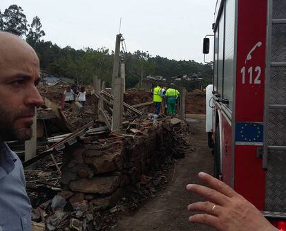 Luís Villares atiende a las explicaciones en la 'zona cero' de la catástrofe.