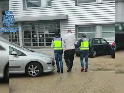 Imagen de un momento del traslado del detenido a dependencias policiales de Valladolid.