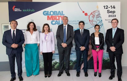 De izqda. a dcha., David Moneo, director de Global Mobility Call; Arancha Priede, directora de Negocio de IFEMA Madrid; María José Rallo, secretaria general de Transportes y Movilidad; José Vicente de los Mozos, presidente del Comité Ejecutivo de IFEMA Madrid; David Pérez, consejero de Transportes e Infraestructuras; Silvia Roldán, presidenta de Metro de Madrid, y Juan José Lillo, cofundador de Smobhub.