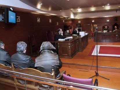 Los tres imputados en el banquillo durante el juicio del 'caso Tellería'-