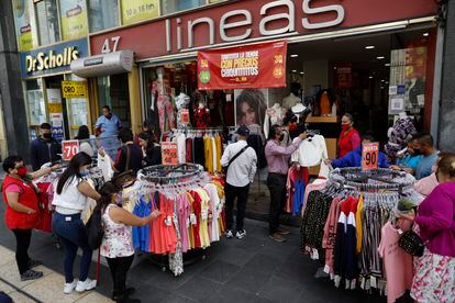 Inflación en México: Compradores buscan ropa en una tienda en la calle peatonal Madero