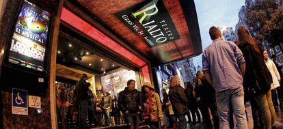 Un grupo de espectadores en el teatro Rialto.