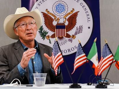 El embajador de EE UU en México, Ken Salazar, en una visita a la frontera el 26 de octubre.