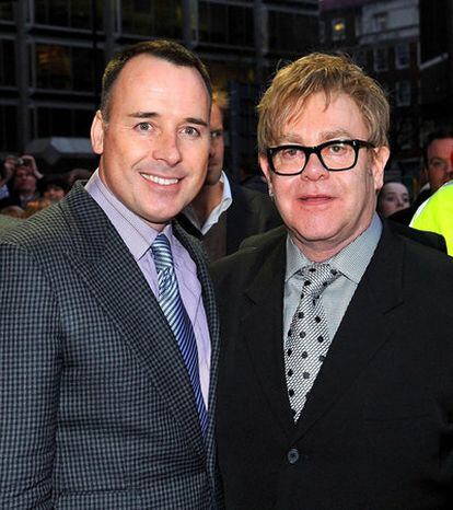 Elton John y David Furnish, en una imagen de marzo de 2010