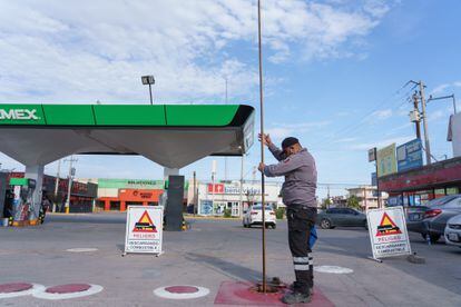 Un trabajador revisa el nivel de gasolina en un tanque subterráneo en una gasolinera de Petróleos Mexicanos (Pemex) en Ciudad Juárez, estado de Chihuahua.
