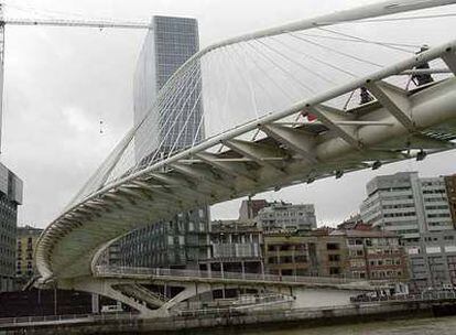Las torres de Arata Isozaki en Bilbao y, en primer término, la pasarela de Calatrava sobre la ría.