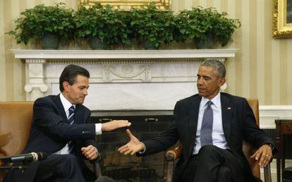 El presidente mexicano Enrique Pe&ntilde;a Nieto (Izda.) estrecha la mano a Barack Obama en el Despacho Oval.