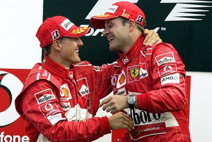 Rubens Barrichello, en 2004, es felicitado por su entonces compañero de escudería Michael Schumacher.