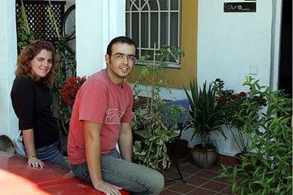 Daniel Castillejo y su novia, Lola Gómez, en la puerta de su casa de Sevilla.