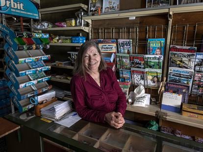 Isi Palomar en su kiosco de la calle del doctor Zamenhof, el primero que obtuvo licencia para la venta de petardos.