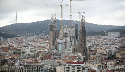 Una imagen de la Sagrada Familia con las torres centrales en construcción de 2016. 