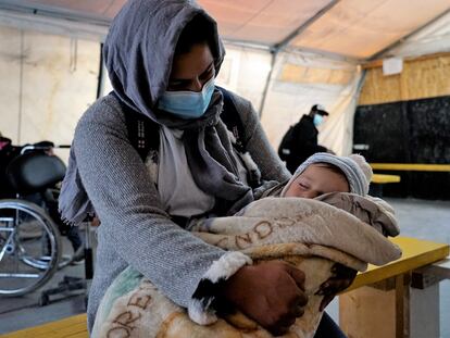 Una madre con su hijo recién nacido en la sala de espera de la clínica de MSF en Lesbos, Grecia, el 31 de enero de 2021.
Más de 7.000 personas, incluidos 2.500 niños, siguen viviendo en tiendas de campaña, expuestos al crudo invierno.